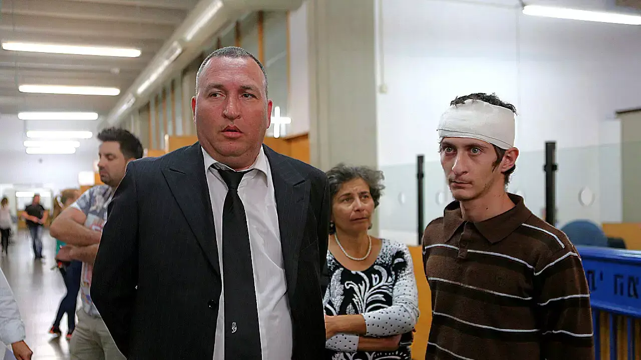 החשוד אנטון פרל הנהג שחשוד בתאונת פגע וברח ועורך הדין זוהר ברזילי. מרץ 2015