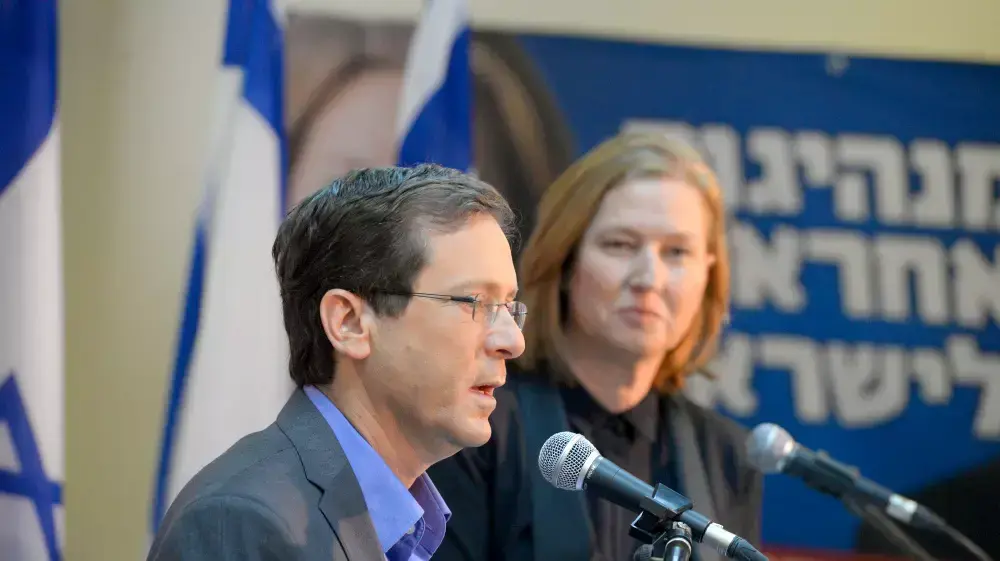 יו"ר המחנה הציוני יצחק הרצוג וציפי ליבני במסיבת עיתונאים בה הציגו את המצע של המחנה הציוני. מרץ 2015 יו"ר המחנה הציוני יצחק הרצוג וציפי ליבני במסיבת עיתונאים בה הציגו את המצע של המחנה הציוני. מרץ 2015