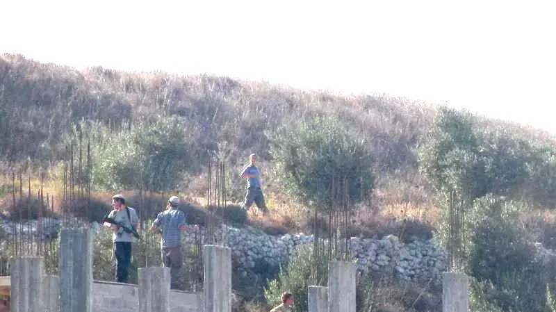 מתנחלים תקפו תושבי פלסטינים תושבי כפר בורין בשנת 2010 והציתו עצי זית מתנחלים תקפו תושבי פלסטינים תושבי כפר בורין בשנת 2010 והציתו עצי זית