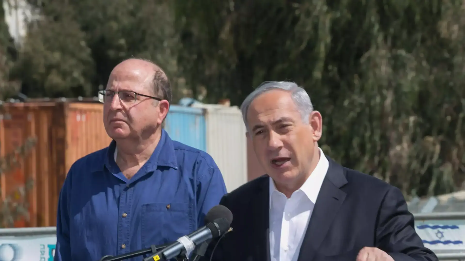 רוה"מ בנימין נתניהו ושר הביטחון משה יעלון בביקור באוגדת איו"ש, מרץ 2015 רוה"מ בנימין נתניהו ושר הביטחון משה יעלון בביקור באוגדת איו"ש, מרץ 2015