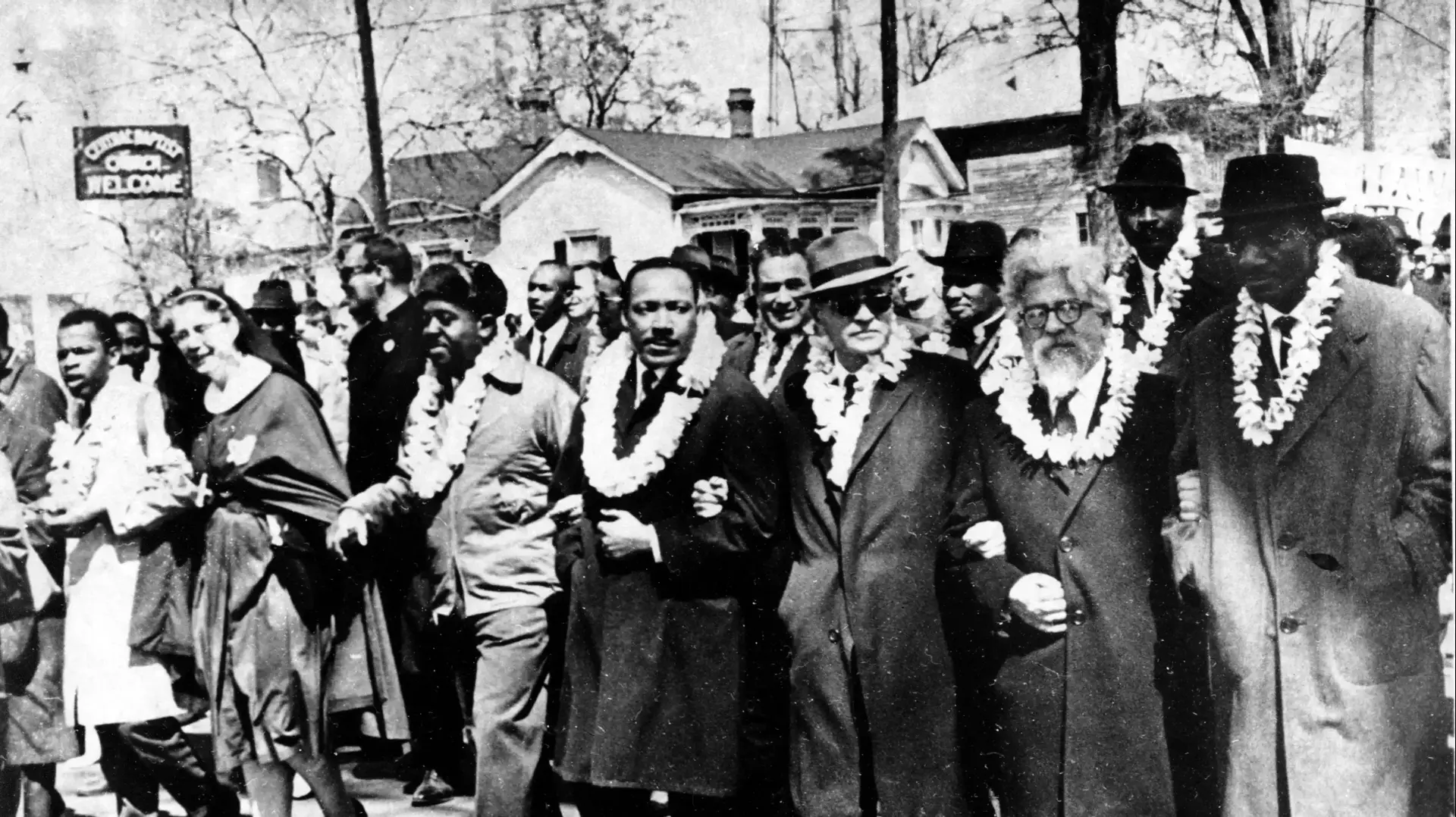 הרב יהושע השל עם ד"ר מרטין לותר קינג  הצעדה השלישית של סלמה, מרץ 1965
