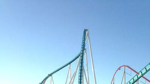 נופלים מגובה 100 מטרים ברכבת ההרים Fury 325 נופלים מגובה 100 מטרים ברכבת ההרים Fury 325
