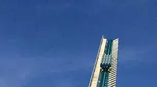 עלייה תלולה ברכבת ההרים Fury 325 עלייה תלולה ברכבת ההרים Fury 325