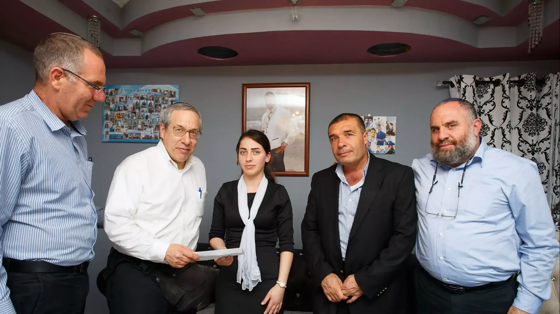 תרומה של יהודים אמריקאים לאלמנתו של סייף זידאן, הדרוזי שנהרג בפיגוע הדריסה בירושלים, ינוח ג'ת מרץ 2015 תרומה של יהודים אמריקאים לאלמנתו של סייף זידאן, הדרוזי שנהרג בפיגוע הדריסה בירושלים, ינוח ג'ת מרץ 2015