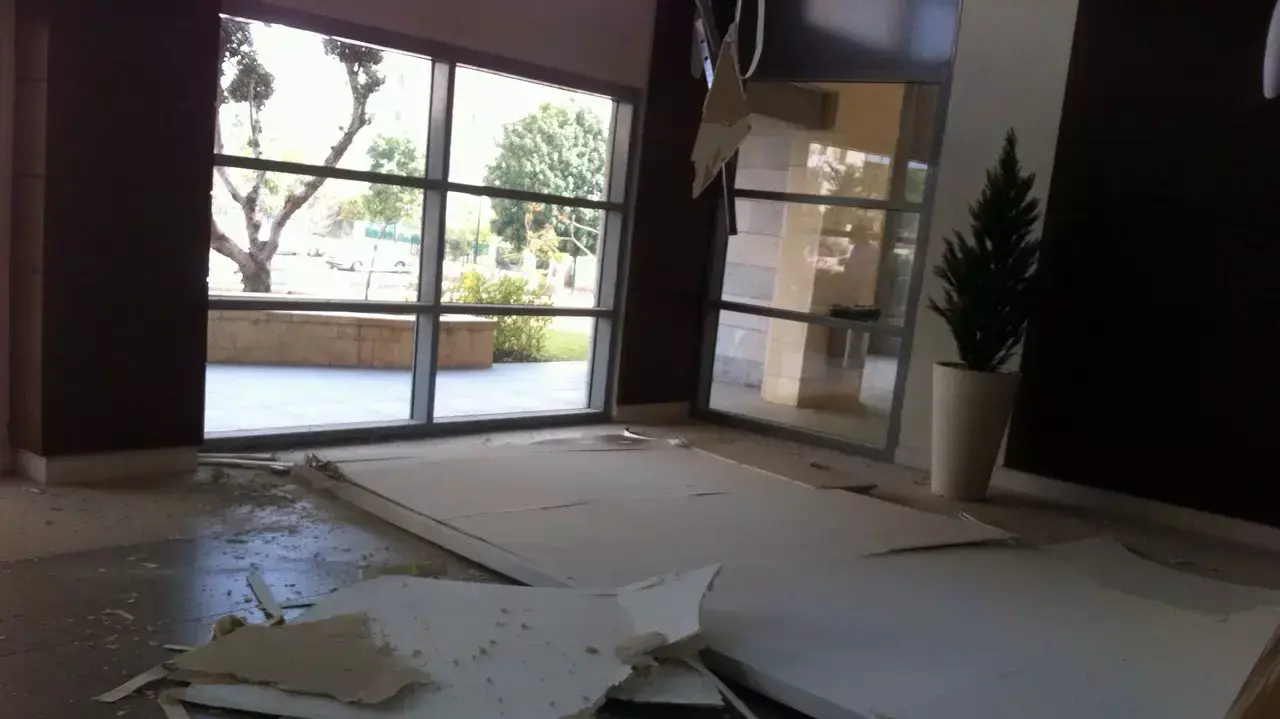 תקרת הלובי בבניין בקריית אונו קרסה תקרת הלובי בבניין בקריית אונו קרסה