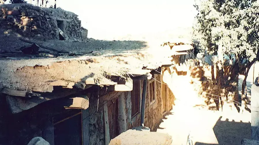 מחבואו של אוסמה בן לאדן באזור טורה בורה, אפגניסטן, 1996 מחבואו של אוסמה בן לאדן באזור טורה בורה, אפגניסטן, 1996