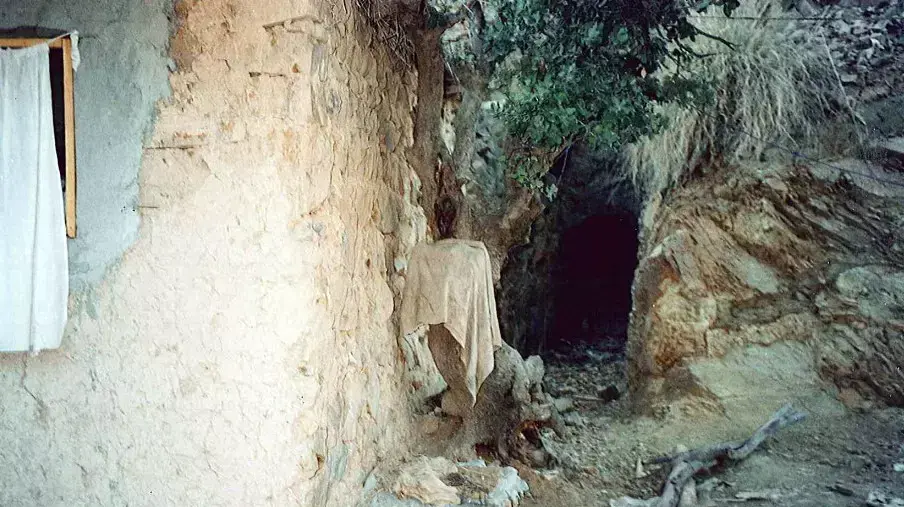 מחבואו של אוסמה בן לאדן באזור טורה בורה, אפגניסטן, 1996 מחבואו של אוסמה בן לאדן באזור טורה בורה, אפגניסטן, 1996
