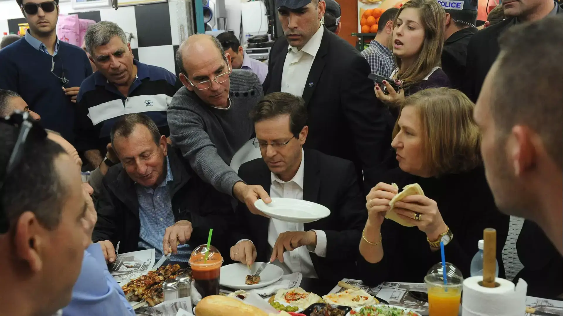 ציפי לבני ויצחק הרצוג בשוק הכרמל, מרץ 2015 ציפי לבני ויצחק הרצוג בשוק הכרמל, מרץ 2015
