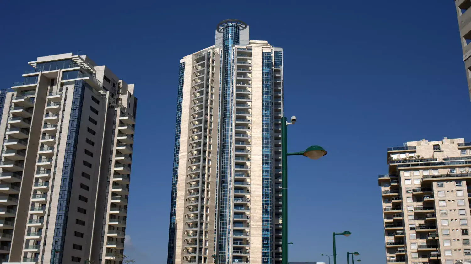 הבניין שממנו קפצה אל מותה צעירה כשבוע לאחר שאמה נפלה אל מותה מאותו החלון הבניין שממנו קפצה אל מותה צעירה כשבוע לאחר שאמה נפלה אל מותה מאותו החלון