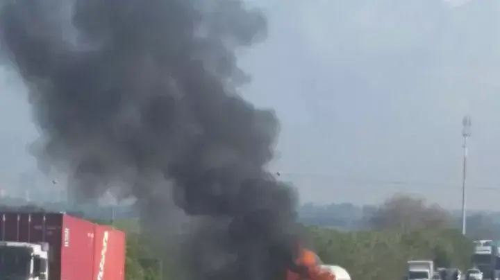 תאונת דרכים בין שתי משאיות בצומת פרי-אור שבכביש 4,סמוך לאשקלון מרץ 2015 תאונת דרכים בין שתי משאיות בצומת פרי-אור שבכביש 4,סמוך לאשקלון מרץ 2015