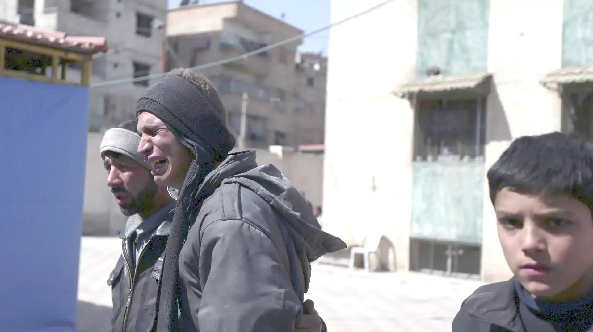 צעיר שקרוביו נהרגו בהפצצת חיל האוויר הסורי בדומא, פרבר צפון מזרחי של דמשק. סוריה, 15 במרץ 2015 צעיר שקרוביו נהרגו בהפצצת חיל האוויר הסורי בדומא, פרבר צפון מזרחי של דמשק. סוריה, 15 במרץ 2015