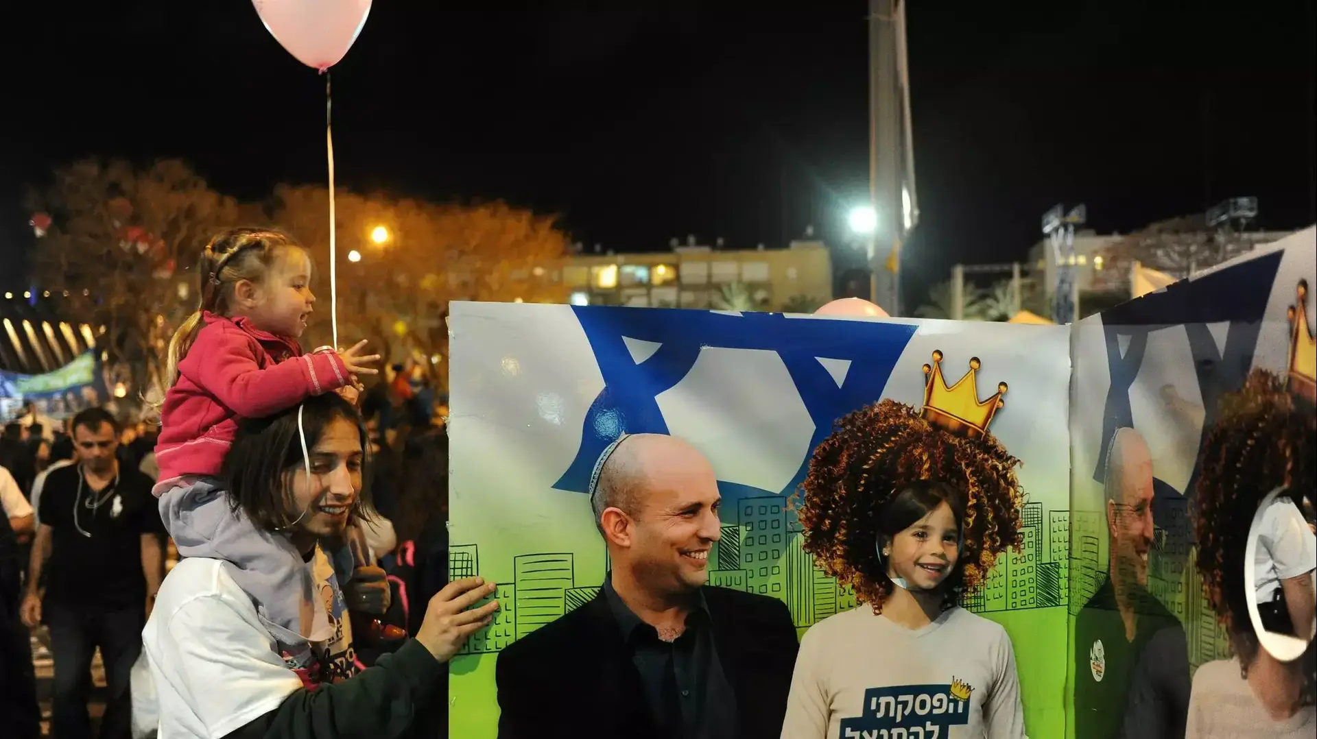יו"ר הבית היהודי נפתלי בנט בעצרת הימין בכיכר רבין, מרץ 2015 יו"ר הבית היהודי נפתלי בנט בעצרת הימין בכיכר רבין, מרץ 2015