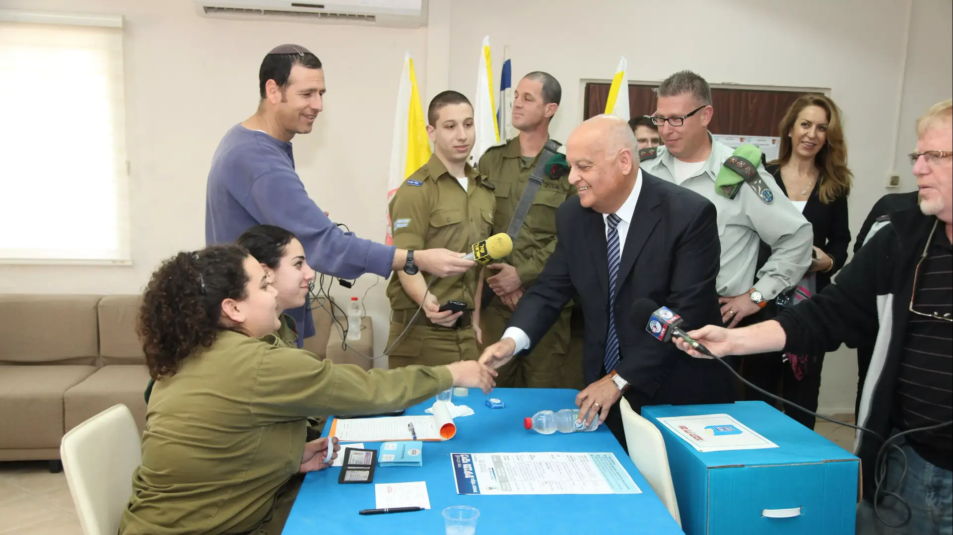 תמונה של יו"ר ועדת הבחירות המרכזית, השופט ג'ובראן מבקר בבסיס צה"ל בו מתקיימת הצבעה לכנסת ה-20, מרץ 2015 תמונה של יו"ר ועדת הבחירות המרכזית, השופט ג'ובראן מבקר בבסיס צה"ל בו מתקיימת הצבעה לכנסת ה-20, מרץ 2015