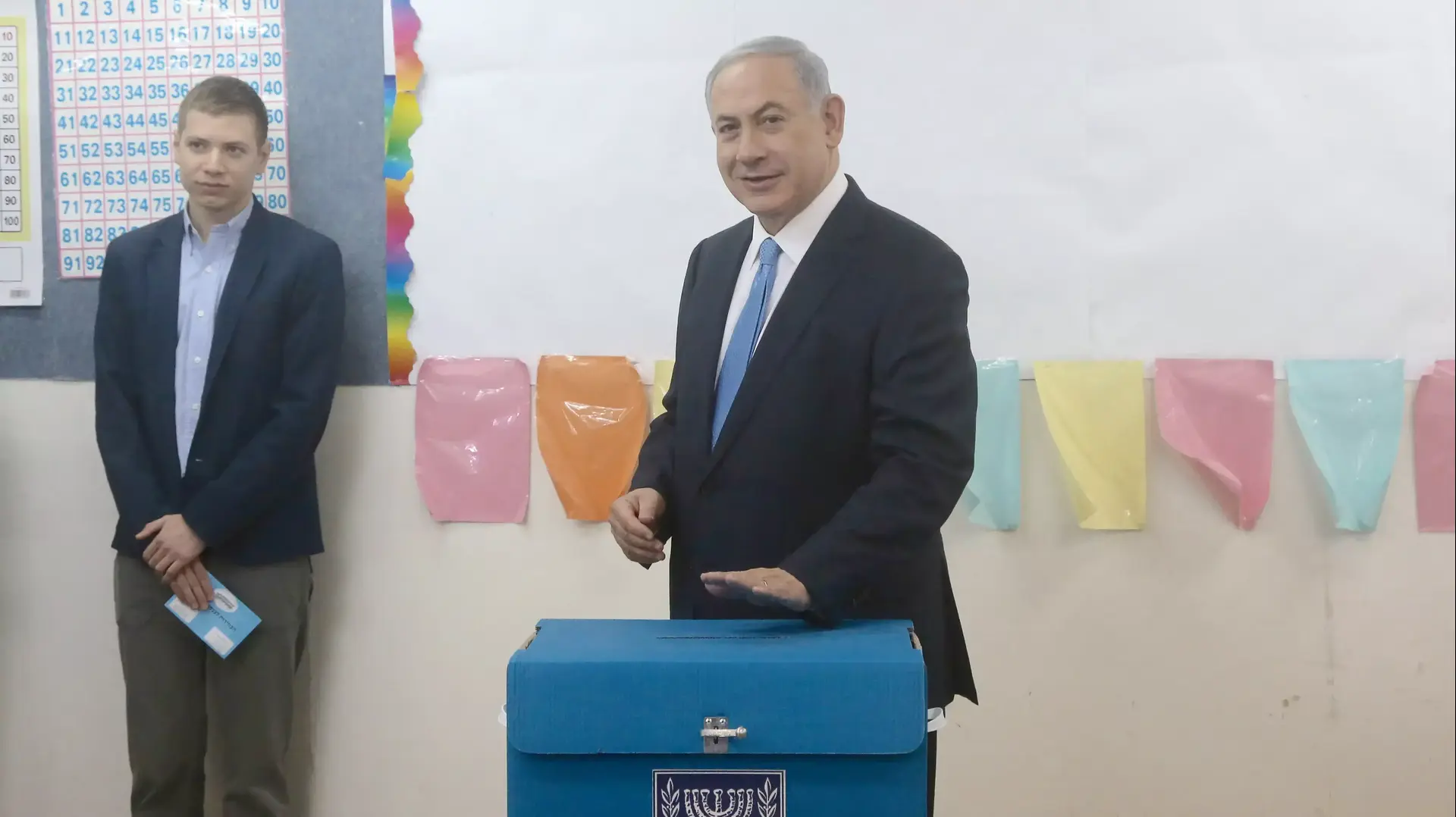 ראש הממשלה בנימין נתניהו מצביע בבחירות 2015, ירושלים. ראש הממשלה בנימין נתניהו מצביע בבחירות 2015, ירושלים.