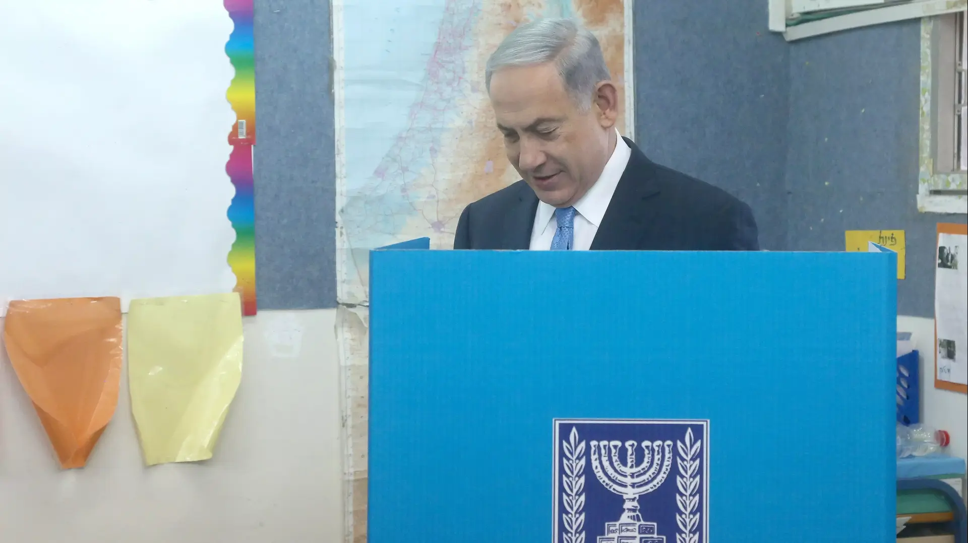 ראש הממשלה בנימין נתניהו מצביע בבחירות 2015, ירושלים. ראש הממשלה בנימין נתניהו מצביע בבחירות 2015, ירושלים.