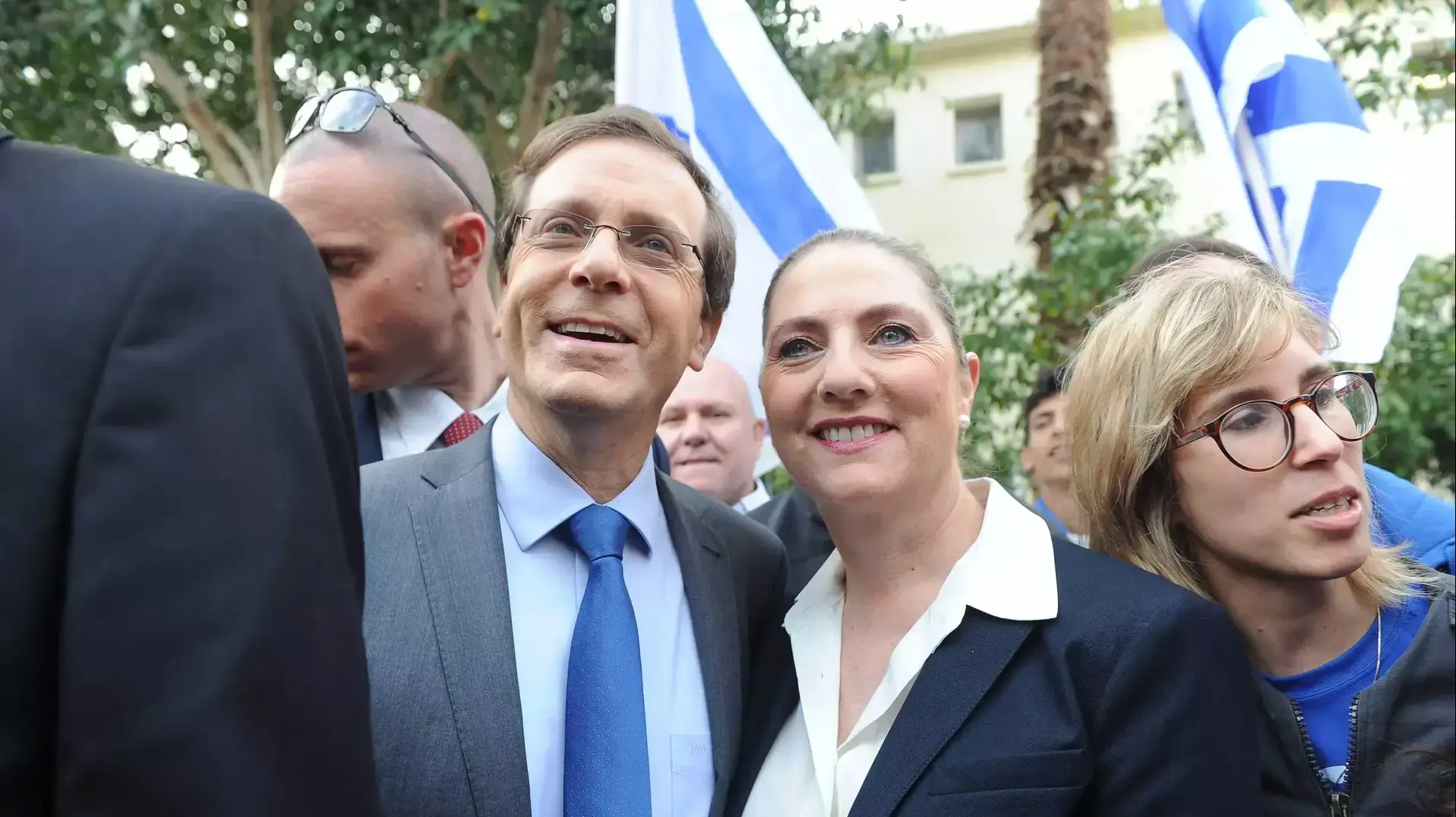 יצחק הרצוג יו"ר המחנה הציוני מצביע יחד עם אשתו מיכל הרצוג בבחירות 2015, קלפיות נפתחו. תל אביב 17 במרץ, 2015 יצחק הרצוג יו"ר המחנה הציוני מצביע יחד עם אשתו מיכל הרצוג בבחירות 2015, קלפיות נפתחו. תל אביב 17 במרץ, 2015