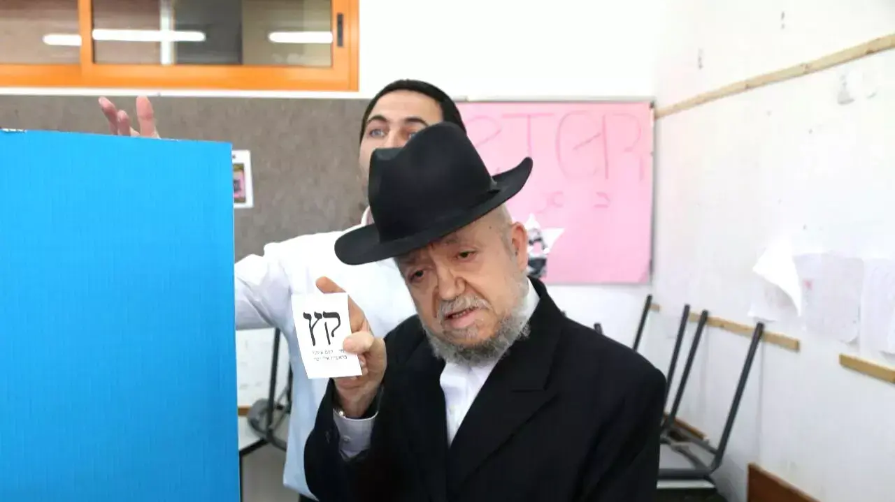 הרב מאיר מאזוז מצביע בבחירות בבני ברק, 17 במרץ 2015 הרב מאיר מאזוז מצביע בבחירות בבני ברק, 17 במרץ 2015