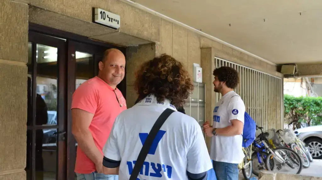 V15 בדיזנגוף ת"א משכנעים תושבים לצאת ולהצביע, 17 במרץ 2015. V15 בדיזנגוף ת"א משכנעים תושבים לצאת ולהצביע, 17 במרץ 2015.