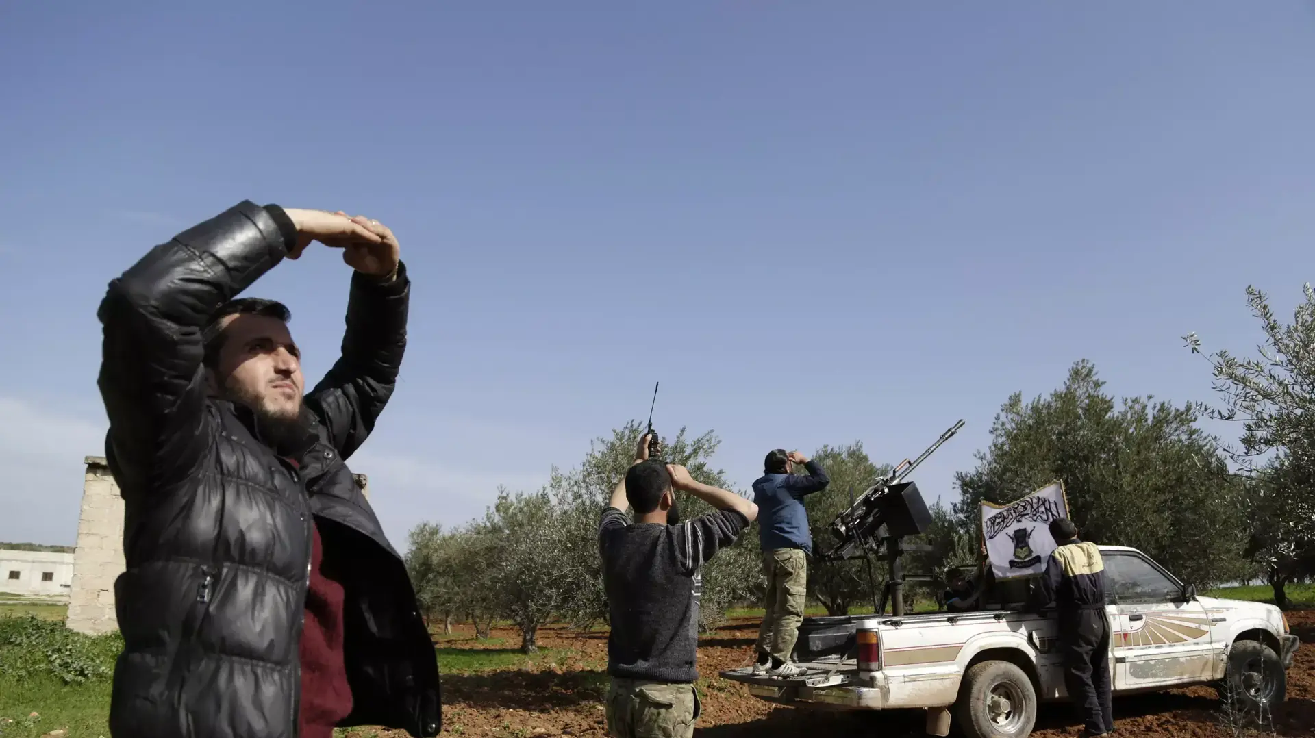 מורדים סורים מחפשים מטוס של חיל האוויר הסורי חאן שייחון, צפון סוריה, 10 במרץ 2015 מורדים סורים מחפשים מטוס של חיל האוויר הסורי חאן שייחון, צפון סוריה, 10 במרץ 2015