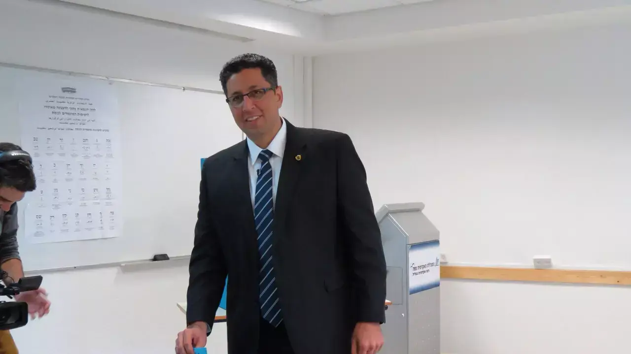 אילן שוחט, ראש עיריית צפת, מצביע בבחירות 2015. 7 במרץ 2015 אילן שוחט, ראש עיריית צפת, מצביע בבחירות 2015. 7 במרץ 2015