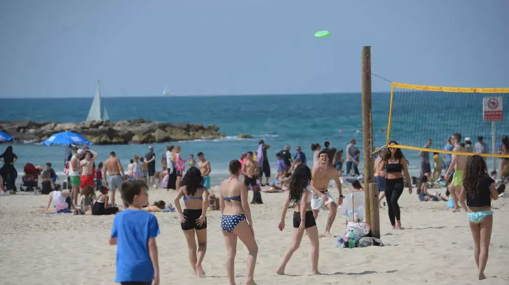 אזרחים מבלים ביום הבחירות בים, 17 במרץ 2015 אזרחים מבלים ביום הבחירות בים, 17 במרץ 2015
