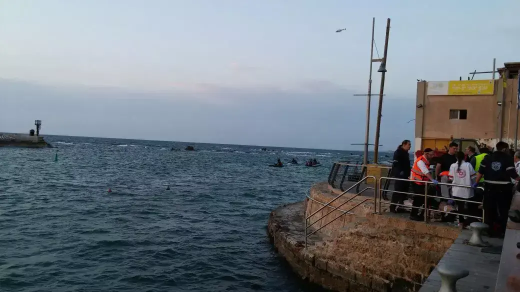 סירה עם 11 נוסעים התהפכה סמוך לנמל יפו, מרץ 2015 סירה עם 11 נוסעים התהפכה סמוך לנמל יפו, מרץ 2015