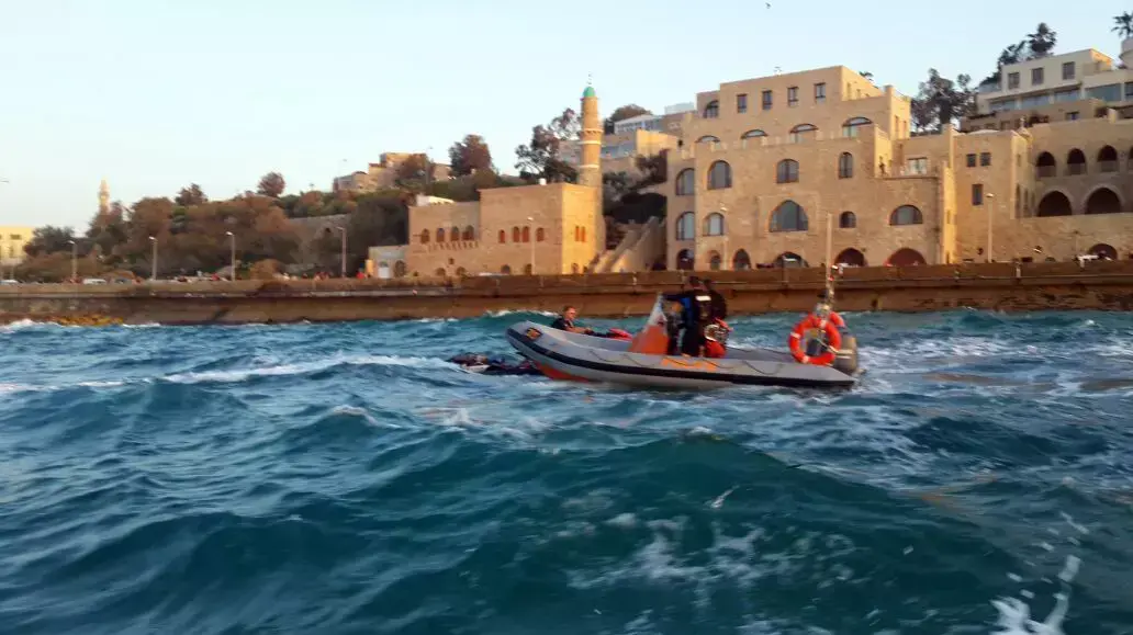 סירה עם 11 נוסעים התהפכה סמוך לנמל יפו, מרץ 2015 סירה עם 11 נוסעים התהפכה סמוך לנמל יפו, מרץ 2015