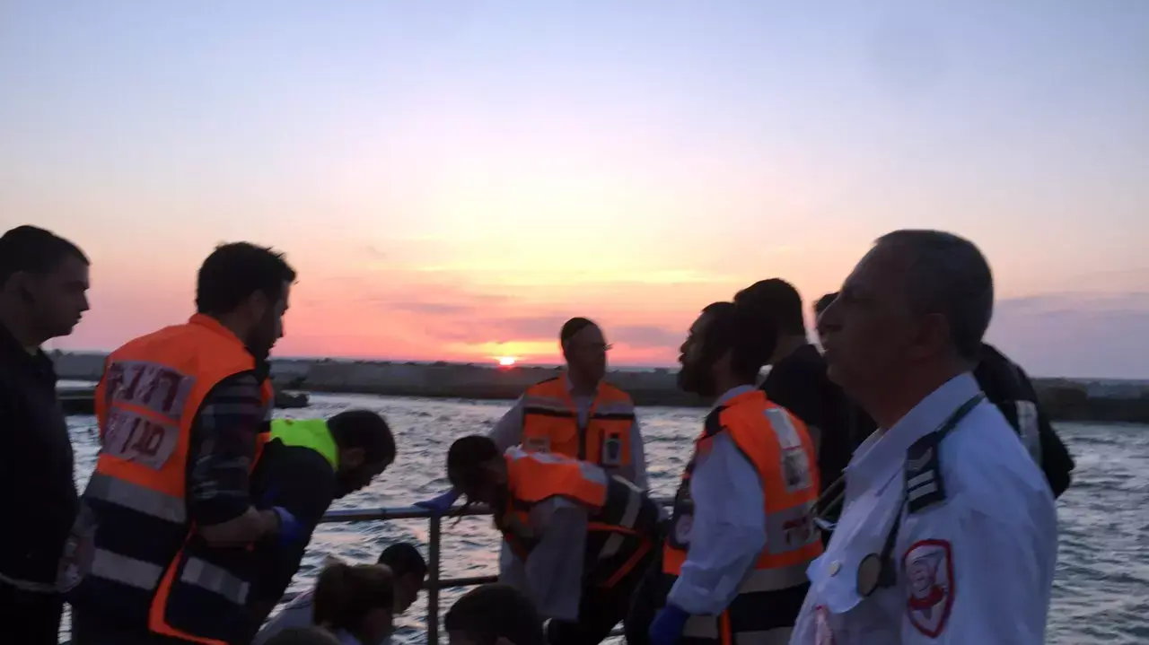 סירה עם 11 נוסעים התהפכה סמוך לנמל יפו, מרץ 2015 סירה עם 11 נוסעים התהפכה סמוך לנמל יפו, מרץ 2015