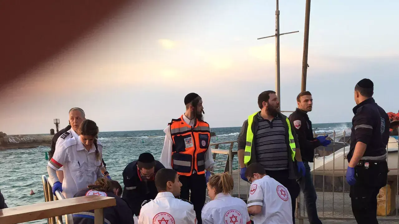 סירה עם 11 נוסעים התהפכה סמוך לנמל יפו, מרץ 2015