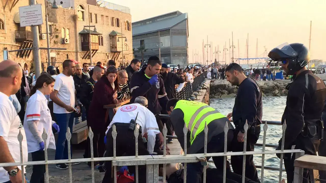 סירה עם 11 נוסעים התהפכה סמוך לנמל יפו, מרץ 2015 סירה עם 11 נוסעים התהפכה סמוך לנמל יפו, מרץ 2015