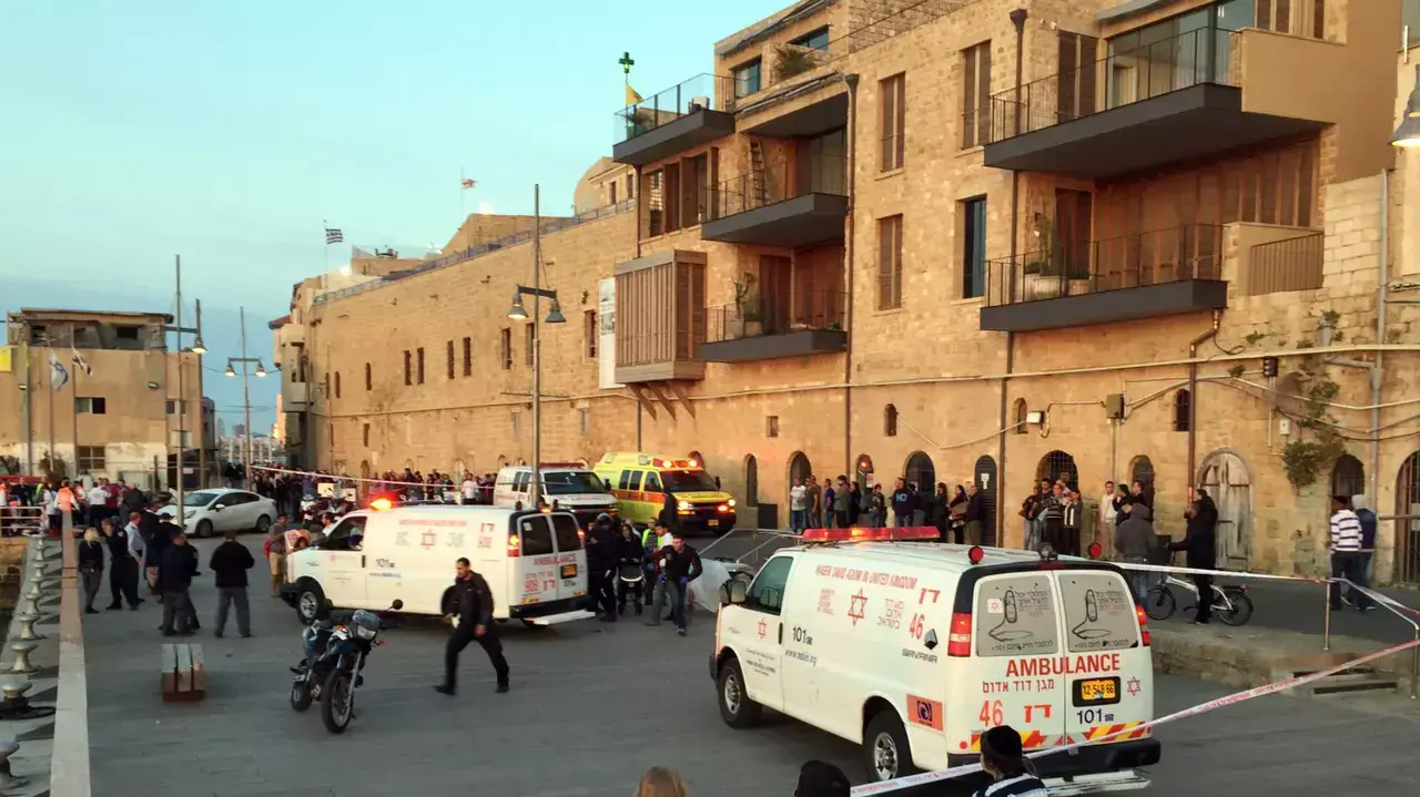 סירה עם 11 נוסעים התהפכה סמוך לנמל יפו, מרץ 2015 סירה עם 11 נוסעים התהפכה סמוך לנמל יפו, מרץ 2015