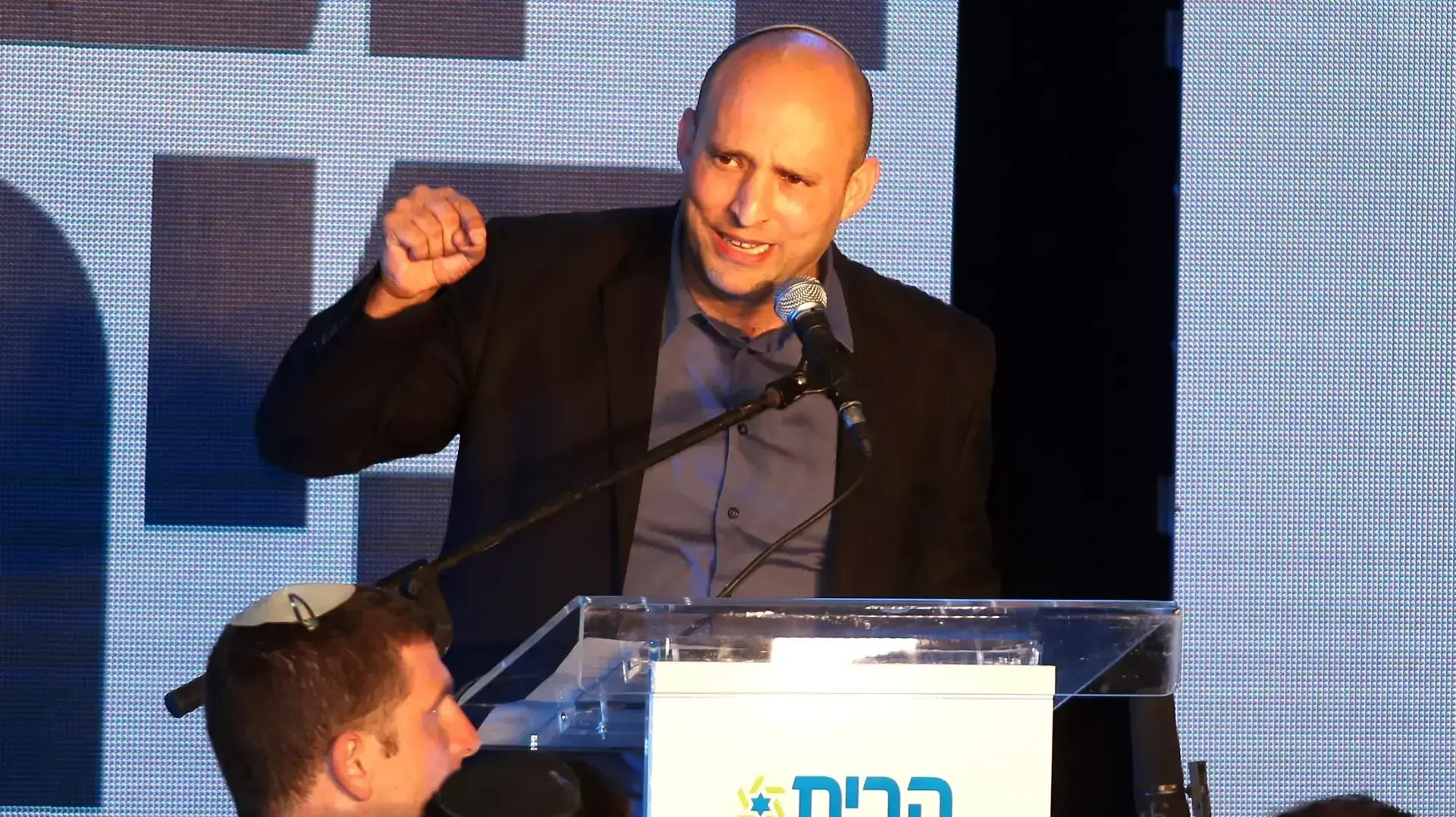 יו"ר הבית היהודי נפתלי בנט נואם במטה לאחר תוצאות המדגם, מרץ 2015 יו"ר הבית היהודי נפתלי בנט נואם במטה לאחר תוצאות המדגם, מרץ 2015