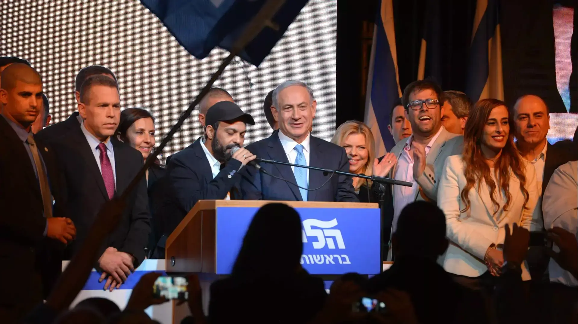 עמיר בניון ותומכי הליכוד בגני התערוכה בהכרזה על התוצאות, 17 במרץ 2015 עמיר בניון ותומכי הליכוד בגני התערוכה בהכרזה על התוצאות, 17 במרץ 2015
