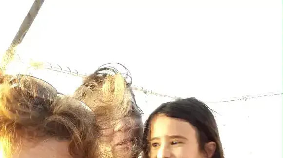 לירן יפרח, הילדה שנפצעה בהתהפכות הסירה בנמל יפו, עם סבתה צבריה טובלי שנהרגה באותו אירוע רגע לפני ההתהפכות.