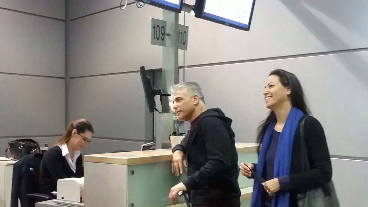 יו"ר יש עתיד יאיר לפיד ורעייתו ליהיא לפיד לפני הטיסה לצרפת. מרץ 2015 יו"ר יש עתיד יאיר לפיד ורעייתו ליהיא לפיד לפני הטיסה לצרפת. מרץ 2015