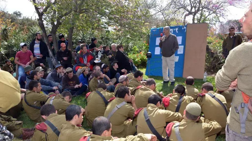 אהרון אשל (ארול) באירוע לציון שנה למותו של מאיר הר ציון, 20 במרץ 2015(קצ'ה) באירוע לציון שנה למותו של מאיר הר ציון, 20 במרץ 2015 אהרון אשל (ארול) באירוע לציון שנה למותו של מאיר הר ציון, 20 במרץ 2015(קצ'ה) באירוע לציון שנה למותו של מאיר הר ציון, 20 במרץ 2015