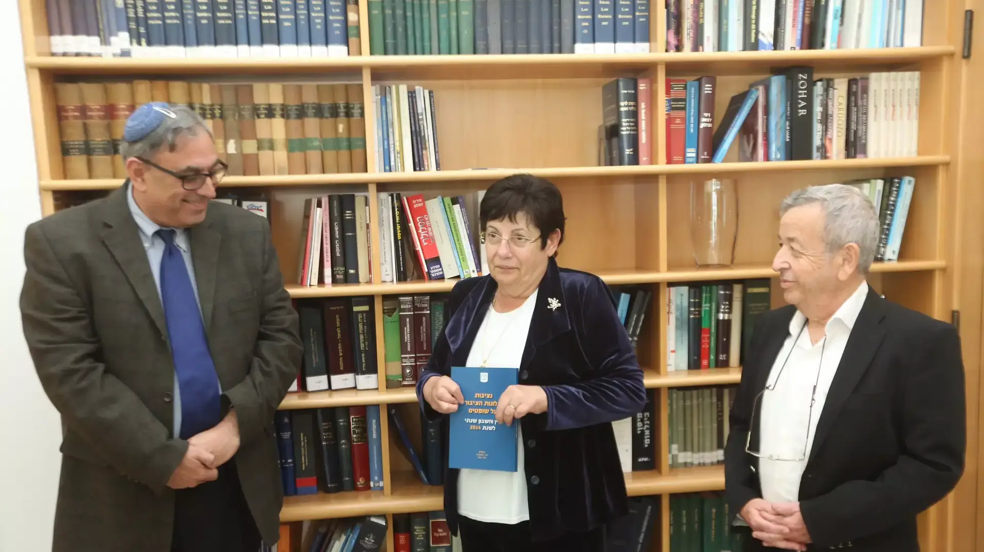 השופט בדימוס אליעזר ריבלין, נציב תלונות הציבור על שופטים מוסר את הדו"ח למרים נאור נשיאת בית המשפט העליון ומיכאל שפיצר מנהל בתי המשפט, מרץ 2015 השופט בדימוס אליעזר ריבלין, נציב תלונות הציבור על שופטים מוסר את הדו"ח למרים נאור נשיאת בית המשפט העליון ומיכאל שפיצר מנהל בתי המשפט, מרץ 2015