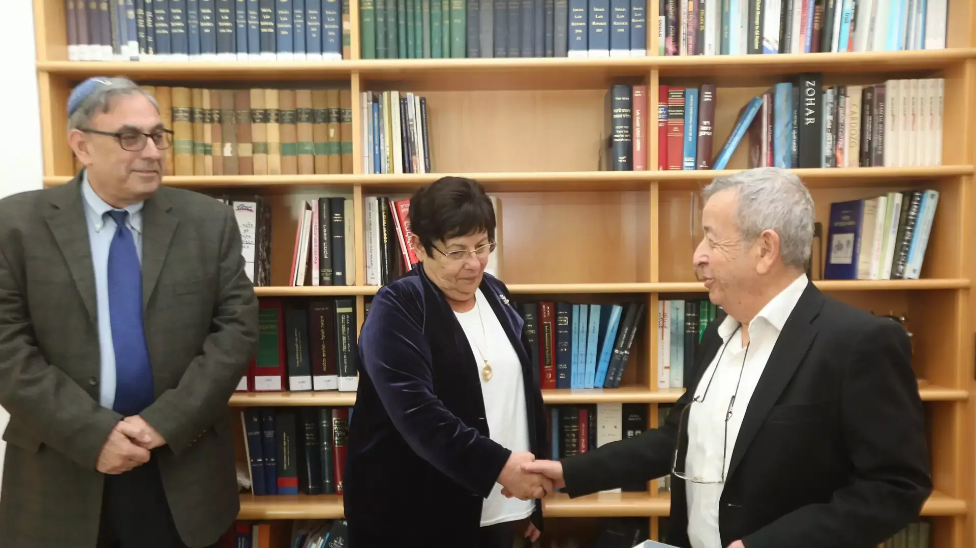השופט בדימוס אליעזר ריבלין, נציב תלונות הציבור על שופטים מוסר את הדו"ח למרים נאור נשיאת בית המשפט העליון ומיכאל שפיצר מנהל בתי המשפט, מרץ 2015