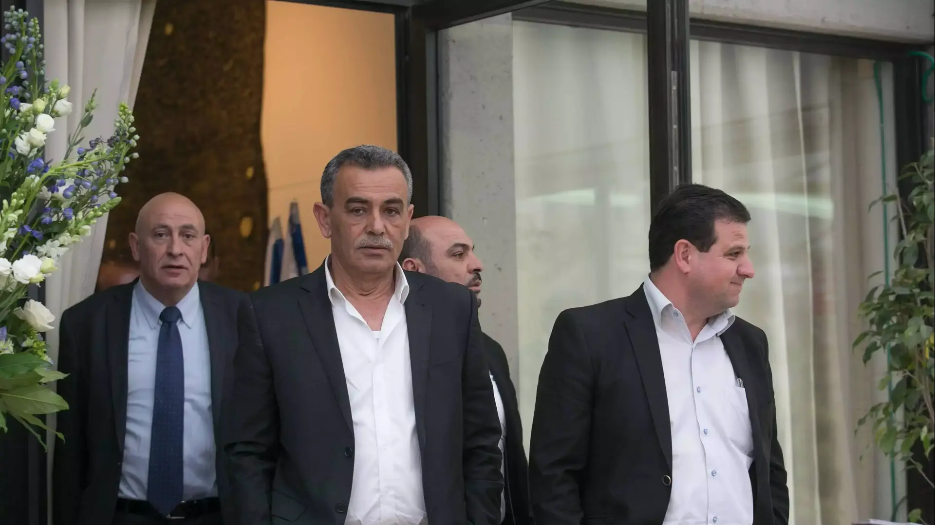 נציגי סיעת הרשימה המשותפת מחוץ לבית הנשיא, מרץ 2015 נציגי סיעת הרשימה המשותפת מחוץ לבית הנשיא, מרץ 2015