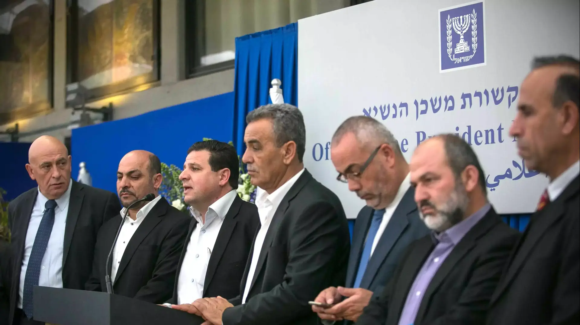 נציגי סיעת הרשימה המשותפת מחוץ לבית הנשיא, מרץ 2015 נציגי סיעת הרשימה המשותפת מחוץ לבית הנשיא, מרץ 2015