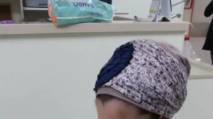 מוריה, אשתו של נתנאל רואי עראמי עם התינוקת אפרת בביה"ח ברזילי, מרץ 2015