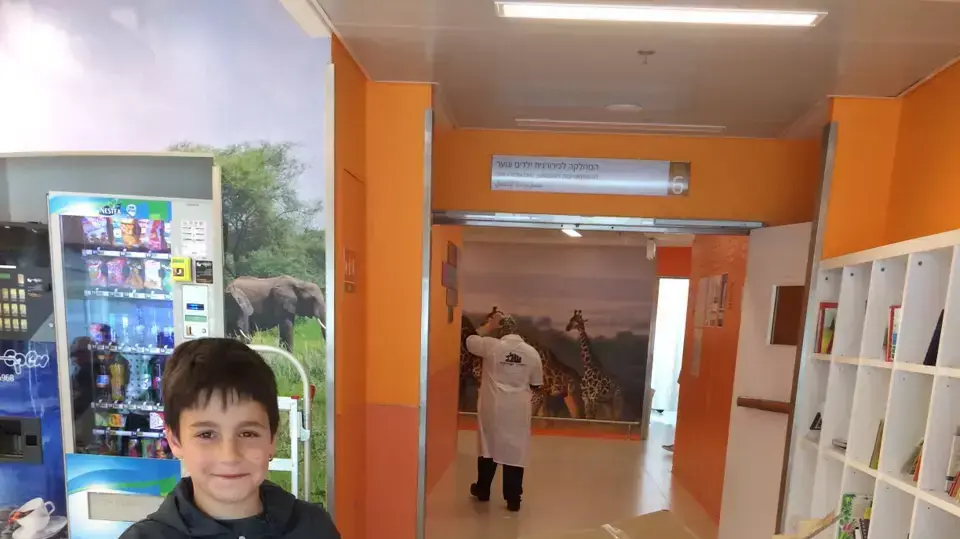 הילד אורי שלום עם המתנות שאסף עבור הילדים בבית החולים רמב"ם, מרץ 2015 הילד אורי שלום עם המתנות שאסף עבור הילדים בבית החולים רמב"ם, מרץ 2015