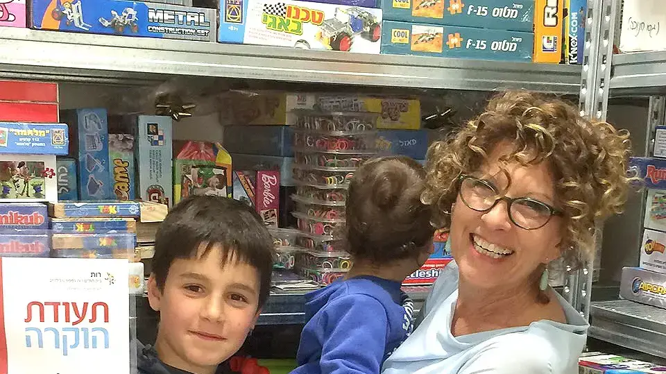 הילד אורי שלום עם המתנות שאסף עבור הילדים בבית החולים רמב"ם, מרץ 2015 הילד אורי שלום עם המתנות שאסף עבור הילדים בבית החולים רמב"ם, מרץ 2015