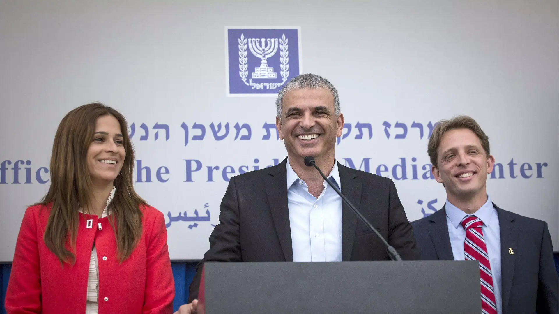 יו"ר כולנו משה כחלון עם חברי הסיעה רועי פולקמן ומירב בן ארי בבית הנשיא, מרץ 2015 יו"ר כולנו משה כחלון עם חברי הסיעה רועי פולקמן ומירב בן ארי בבית הנשיא, מרץ 2015