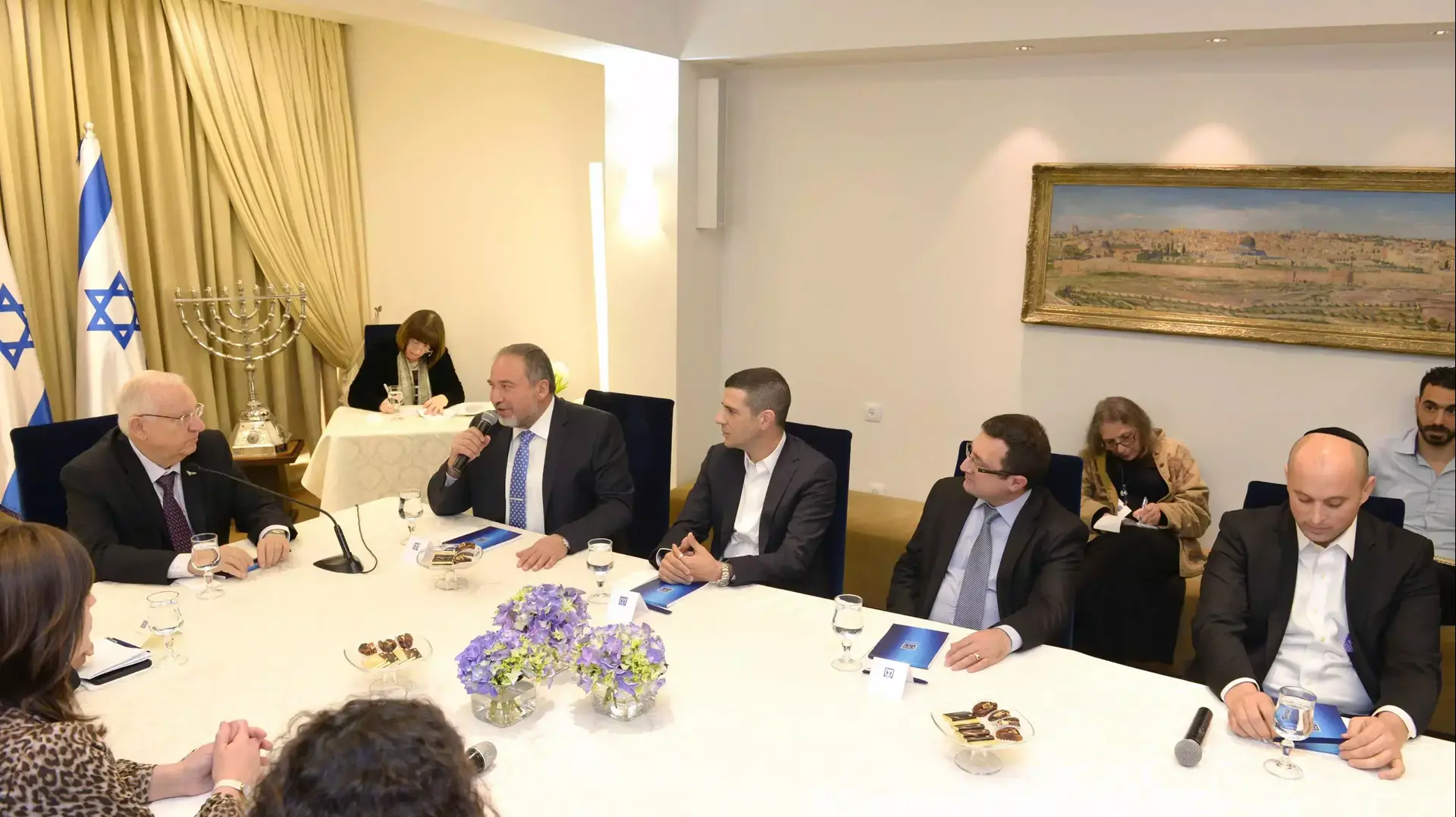הנשיא ראובן ריבלין עם יו"ר ישראל ביתנו אביגדור ליברמן וחברי סיעתו בבית הנשיא, מרץ 2015 הנשיא ראובן ריבלין עם יו"ר ישראל ביתנו אביגדור ליברמן וחברי סיעתו בבית הנשיא, מרץ 2015