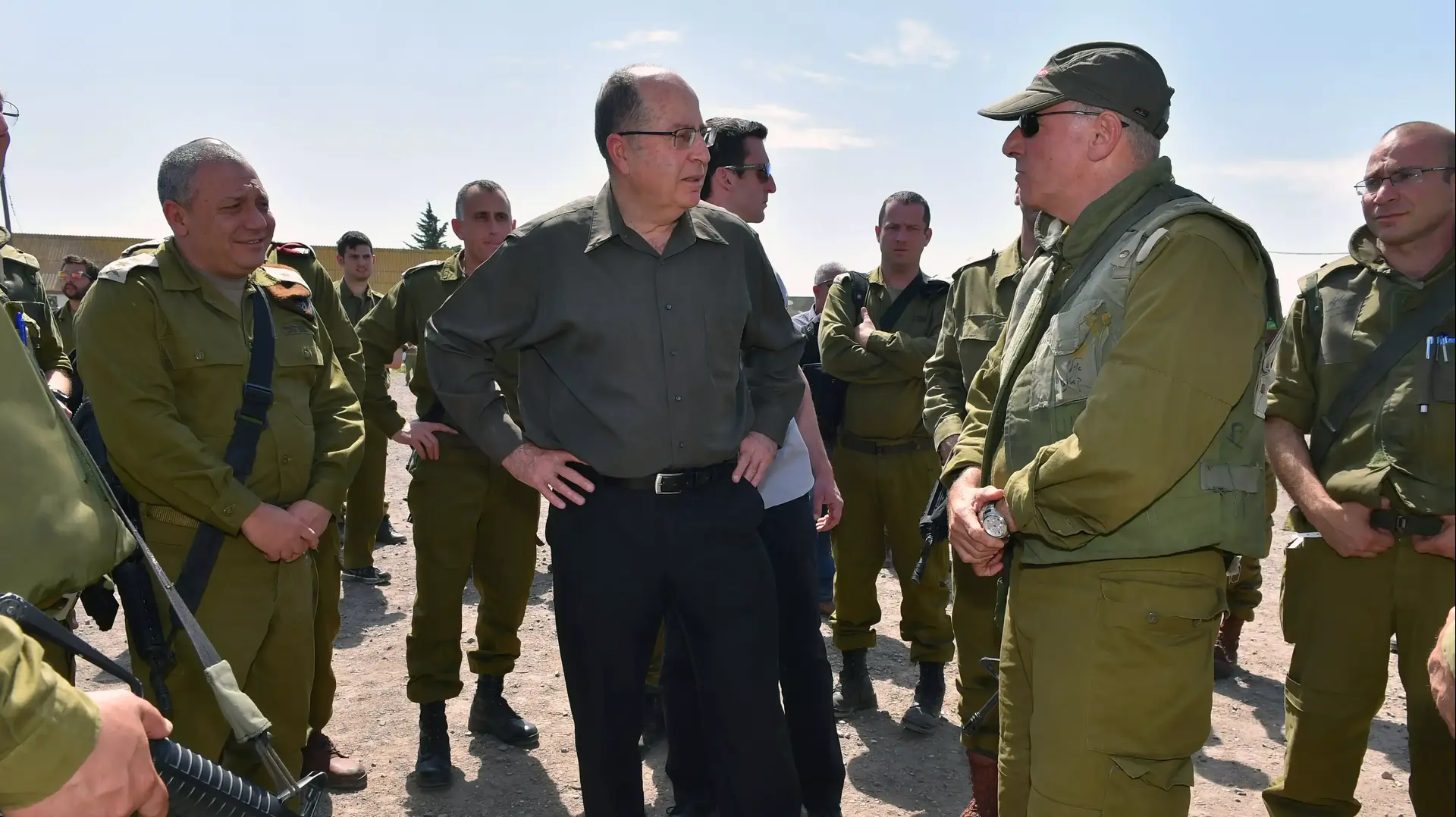 שר הביטחון, משה בוגי יעלון, בביקור בתרגיל של עוצבת המפץ בצפון, מרץ 2015 שר הביטחון, משה בוגי יעלון, בביקור בתרגיל של עוצבת המפץ בצפון, מרץ 2015