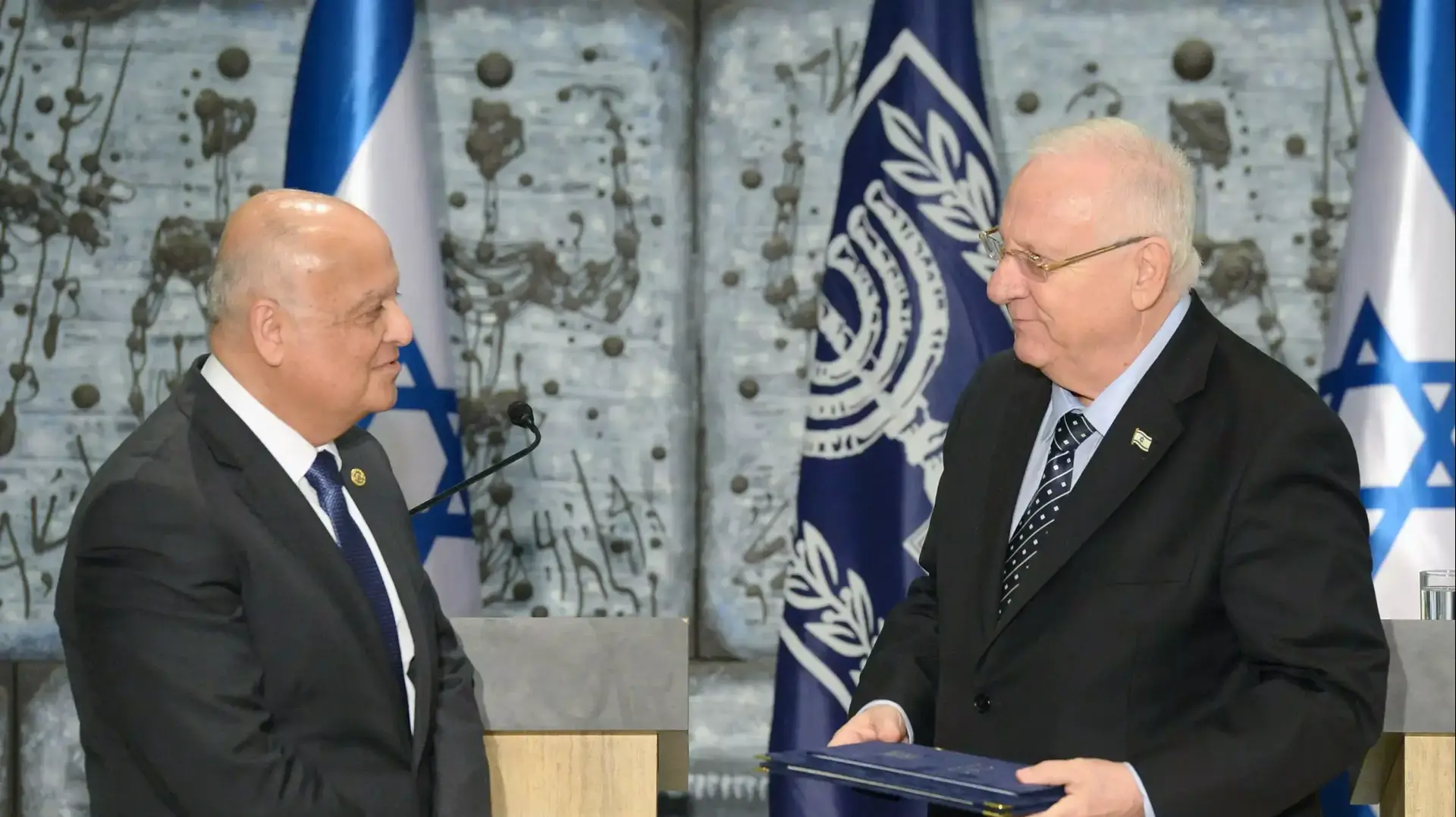 נשיא המדינה ראובן ריבלין מקבל לידיו את תוצאות הבחירות הרשמיות לכנסת העשרים מהשופט סלים ג'ובראן, מרץ 2015 נשיא המדינה ראובן ריבלין מקבל לידיו את תוצאות הבחירות הרשמיות לכנסת העשרים מהשופט סלים ג'ובראן, מרץ 2015