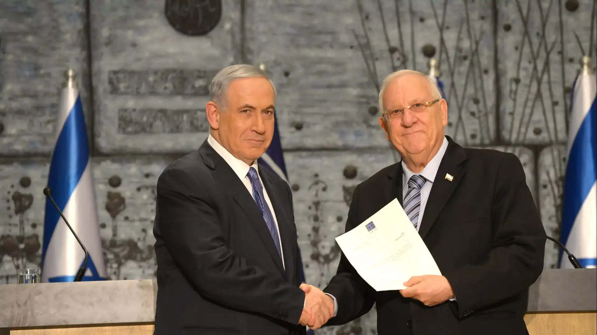 נשיא המדינה הטיל את תפקיד הרכבת הממשלה על ראש הממשלה בנימין נתניהו בטקס רשמי שנערך הערב בבית הנשיא, מרץ 2015 נשיא המדינה הטיל את תפקיד הרכבת הממשלה על ראש הממשלה בנימין נתניהו בטקס רשמי שנערך הערב בבית הנשיא, מרץ 2015