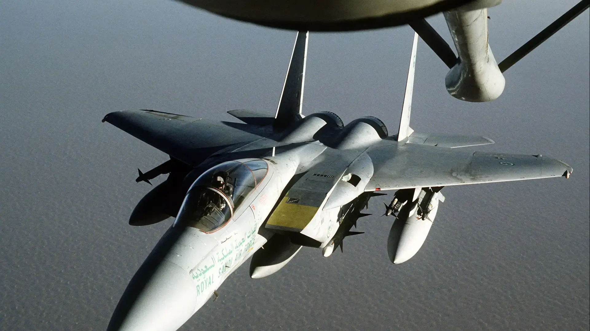 מטוס F-15 של חיל האוויר הסעודי מתדלק באוויר במפרץ הפרסי