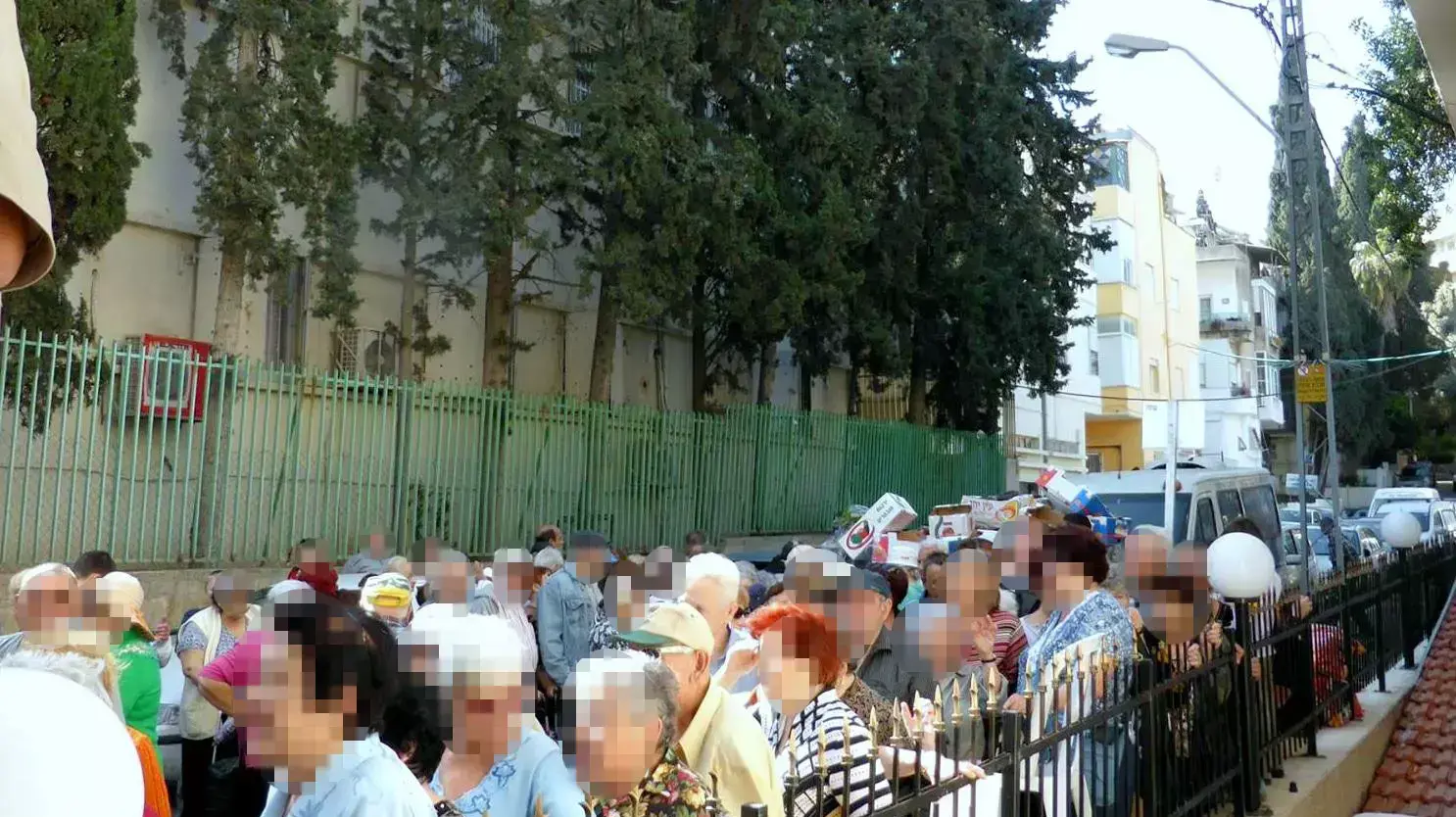 חלוקת חבילות מזון לנזקקים בחיפה מרץ 2015 חלוקת חבילות מזון לנזקקים בחיפה מרץ 2015